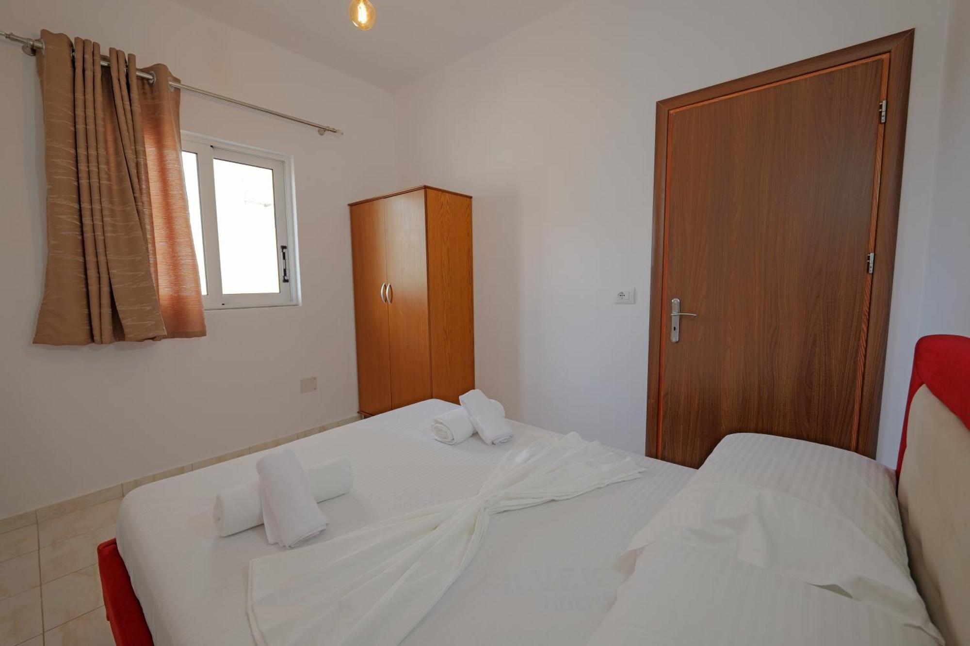 Xhovani Apartment *