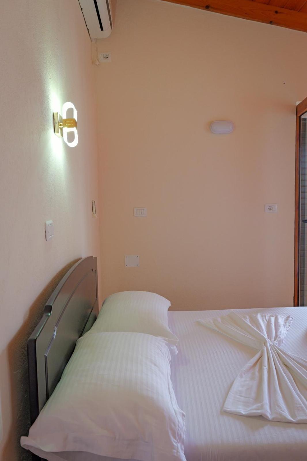 Xhovani Apartment *